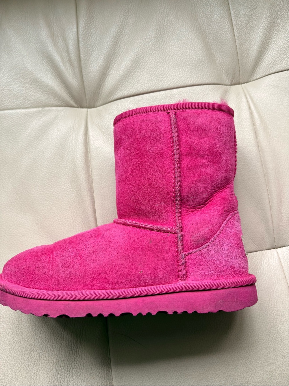 Girls UGG Classic Short Boots in Vibrant Pink Suede - Picture 4 of 9